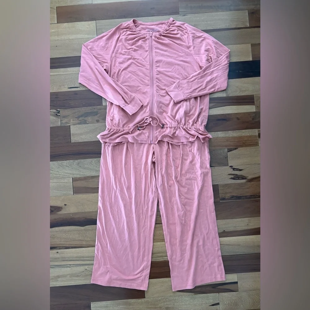 SET: Any Body | 2- pieces, cropped pants, matching top. Size: S.